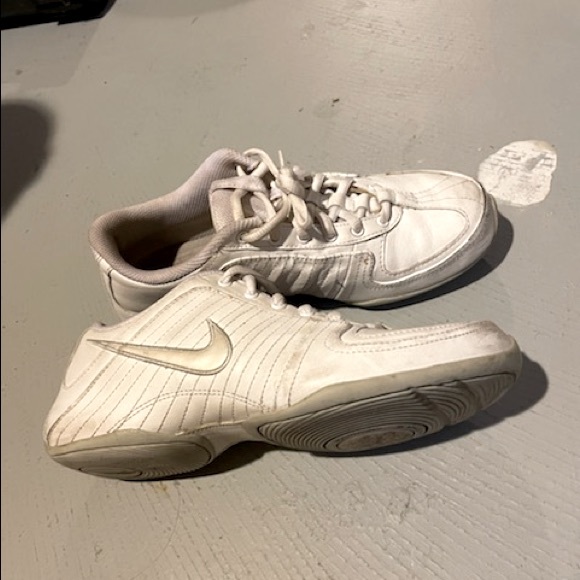 White Nike shoes - Picture 2 of 2